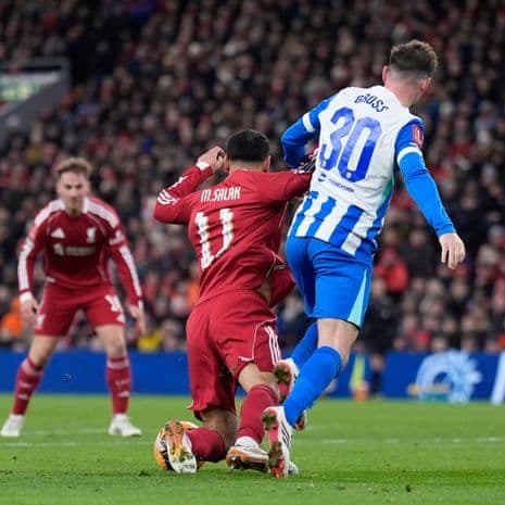 Mohamed Salah của Liverpool bị phạm lỗi và giành được quả phạt đền.