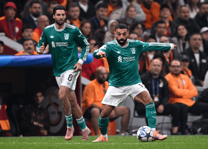 Mohamed Salah của Liverpool trên sân, thể hiện áp lực mà các ông lớn phải đối mặt khi phong độ bị đặt dấu hỏi.