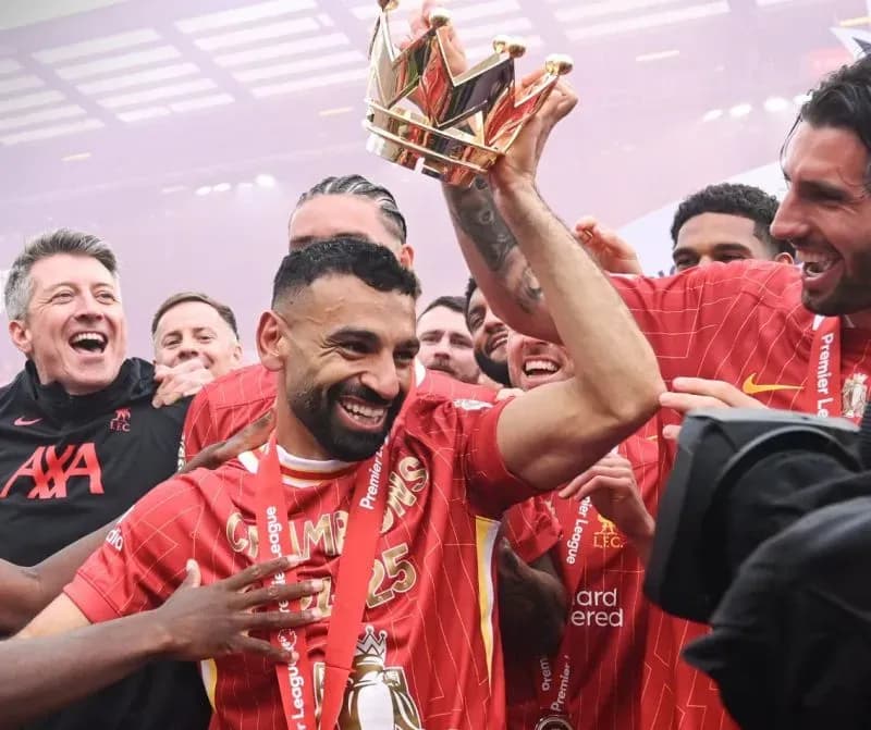 Mohamed Salah cùng đồng đội nâng cao cúp Premier League, khẳng định di sản vĩ đại và giá trị vĩnh cửu của anh tại Liverpool.