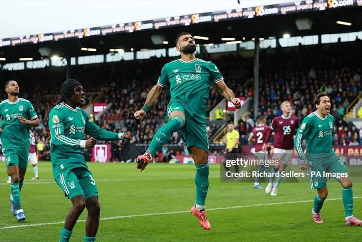 Mohamed Salah ghi bàn cho Liverpool, đội bóng đang trong cuộc đua vô địch Ngoại hạng Anh