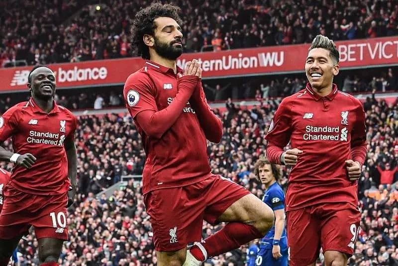 Mohamed Salah ăn mừng bàn thắng với tư thế đặc trưng, thể hiện phong độ đỉnh cao trong những năm tháng rực rỡ tại Liverpool.