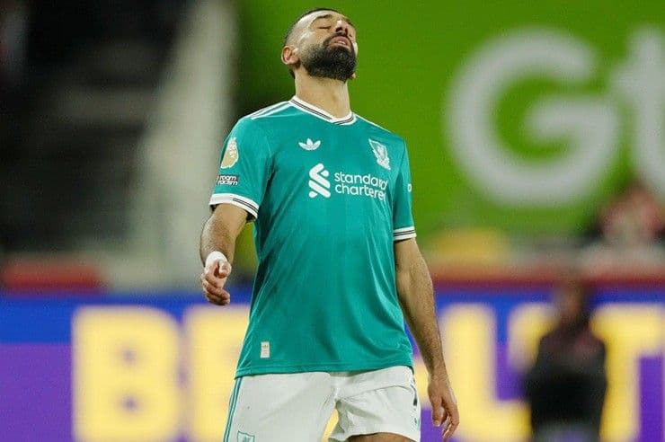 Mohamed Salah thất vọng sau trận thua của Liverpool trước Brentford