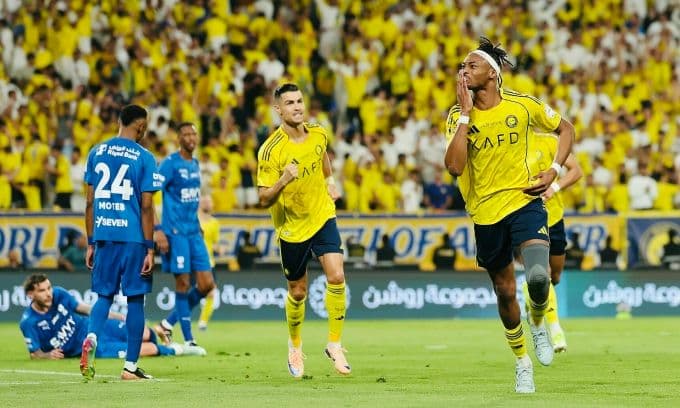 Mohamed Simakan ăn mừng bàn thắng mở tỷ số cho Al Nassr, với Cristiano Ronaldo phía sau