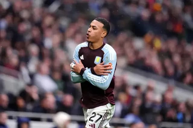 Morgan Rogers của Aston Villa ăn mừng bàn thắng quyết định vào lưới Tottenham.