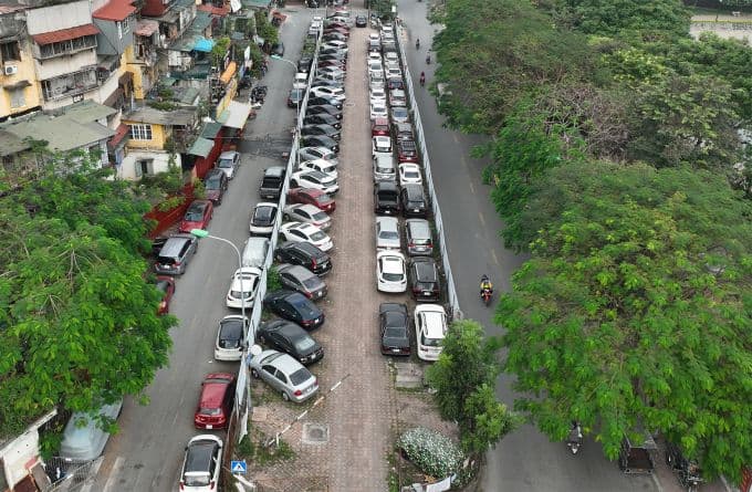 Một bãi đỗ xe ô tô được quy hoạch dọc đường phố Hà Nội, là giải pháp cho vấn đề gửi xe trong những ngày tổng duyệt đại lễ, thể hiện sự điều chỉnh của chính quyền.