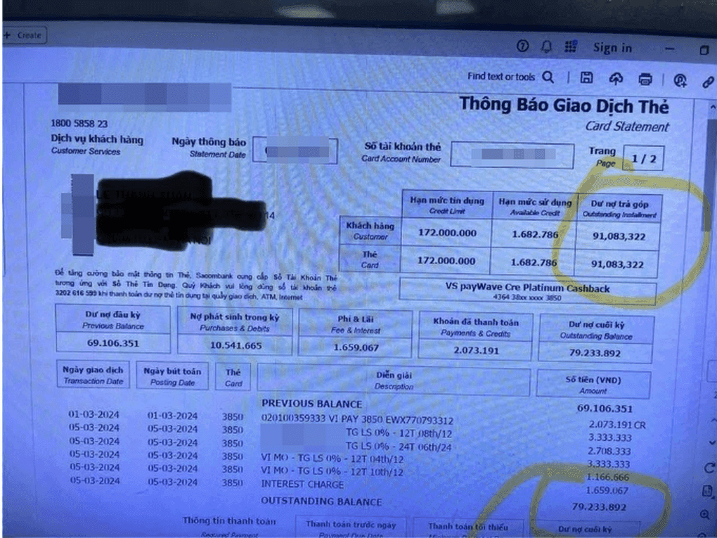 Một bản sao kê ngân hàng hoặc thẻ tín dụng với các khoản nợ được khoanh tròn, minh họa gánh nặng tài chính từ các hợp đồng sở hữu kỳ nghỉ.