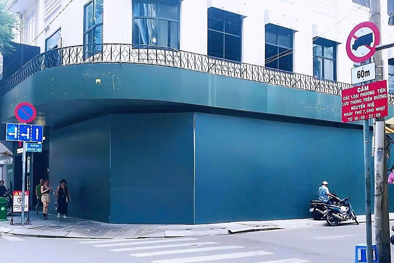 Mặt bằng cửa hàng Chagee bị tháo dỡ bảng hiệu và che chắn, thể hiện sự im lặng của thương hiệu.