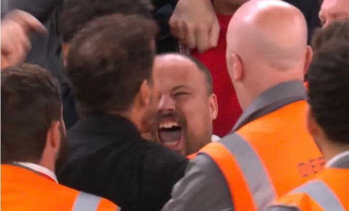 Một cổ động viên Liverpool chế giễu HLV Diego Simeone, phản ánh cảm xúc sau trận thua của Atletico.