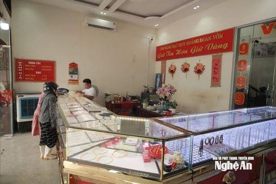 Một cửa hàng vàng tại Nghệ An với không khí trầm lắng, phản ánh tâm lý thận trọng của nhà đầu tư địa phương.