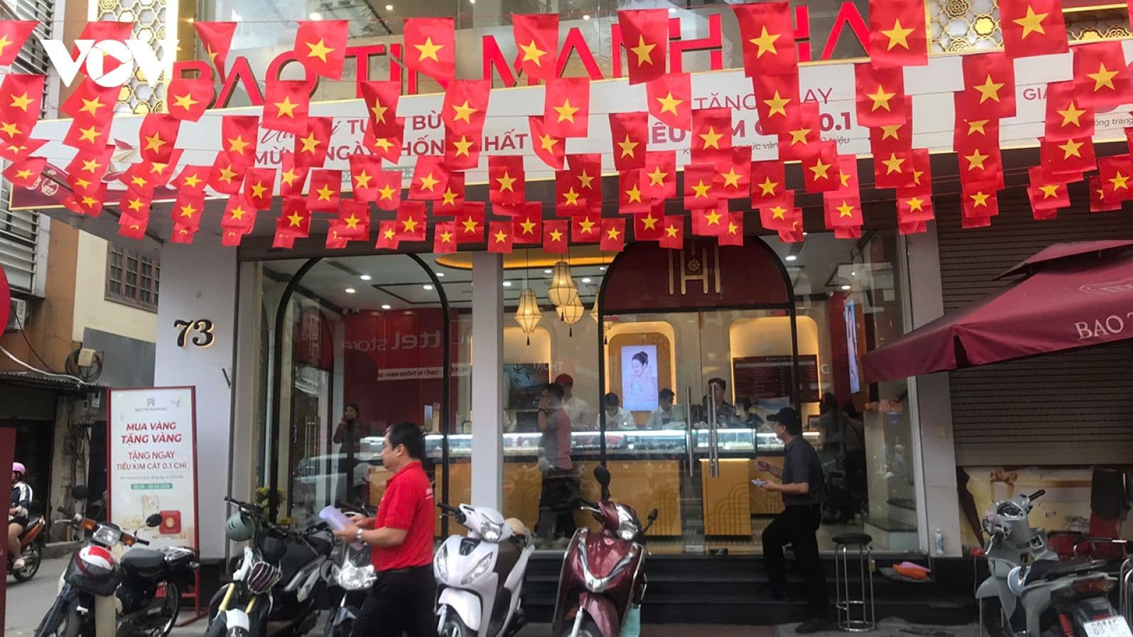 Một cửa hàng vàng tại Việt Nam được trang trí cờ, phản ánh tình hình thị trường vàng trong nước và tâm lý nhà đầu tư cá nhân.