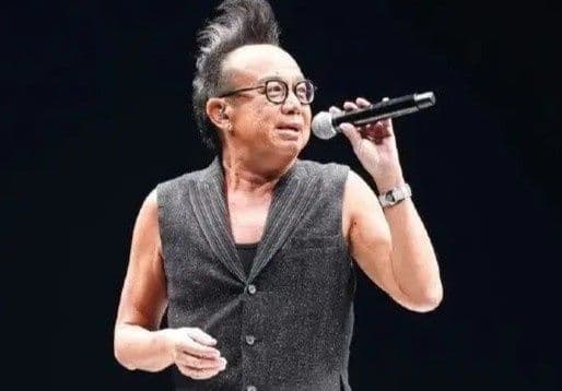 Một ca sĩ biểu diễn trên sân khấu, thể hiện hình ảnh 'sản phẩm' được định hình bởi ngành giải trí.