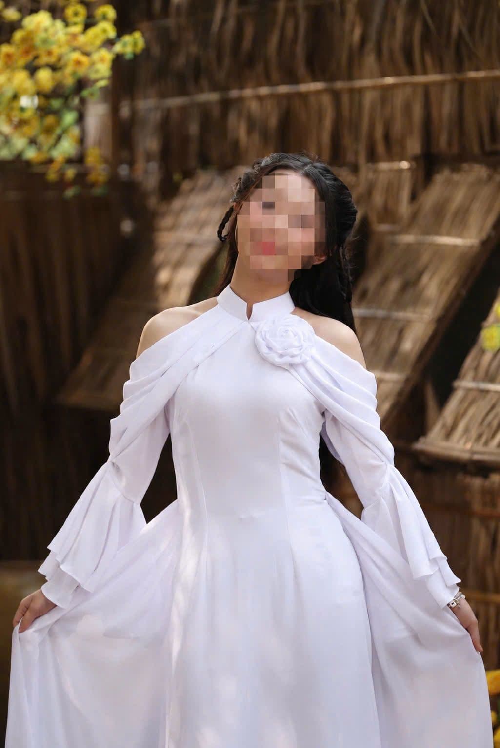 Một ca sĩ trẻ trong trang phục áo dài trắng, tượng trưng cho sự trong sáng và giấc mơ nghệ thuật ban đầu.