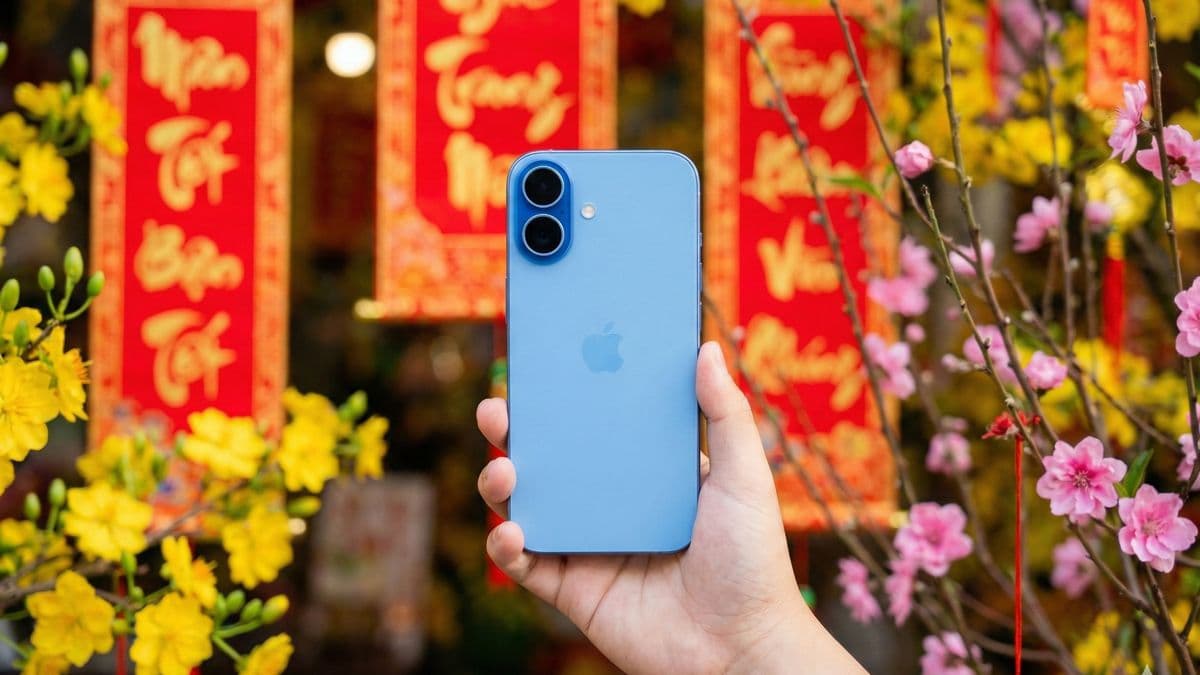 Một chiếc iPhone cũ được cầm trên tay, tượng trưng cho những thiết bị cũ gặp khó khăn với các bản cập nhật iOS mới.