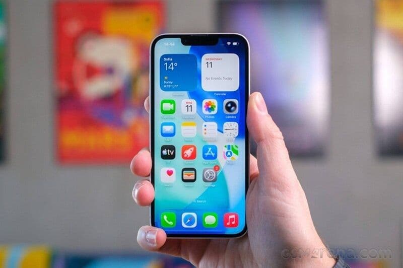 Một chiếc iPhone được cầm trên tay, tượng trưng cho sản phẩm mà Apple cần định hướng giữa cải tiến tinh tế và đột phá táo bạo.