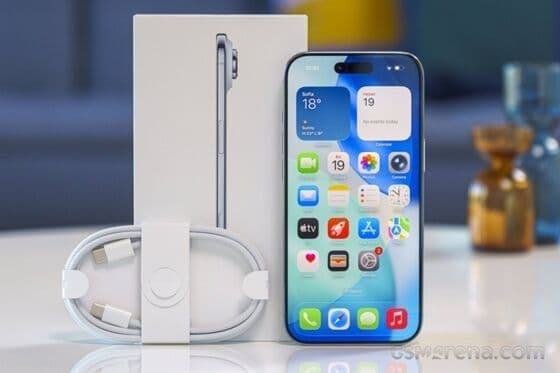 Một chiếc iPhone hiển thị giao diện người dùng, tượng trưng cho hệ điều hành iOS và trải nghiệm người dùng