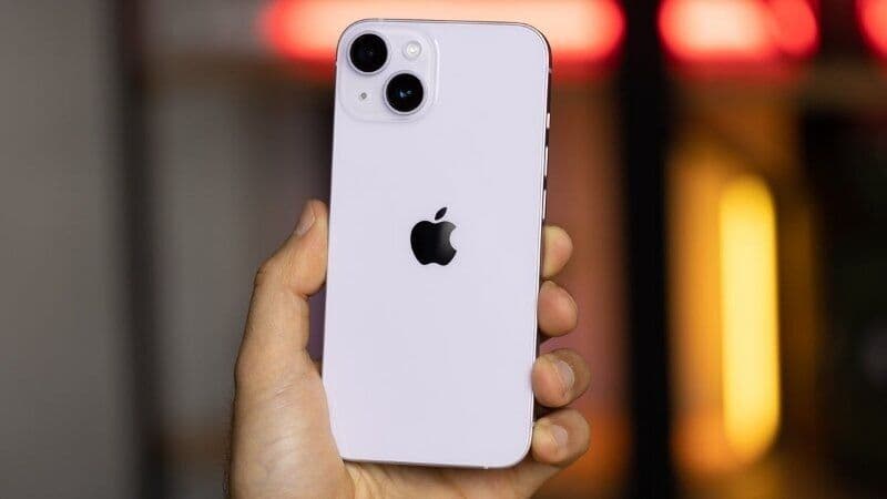 Một chiếc iPhone trong tay, thể hiện sự phổ biến và tương lai của dòng sản phẩm.