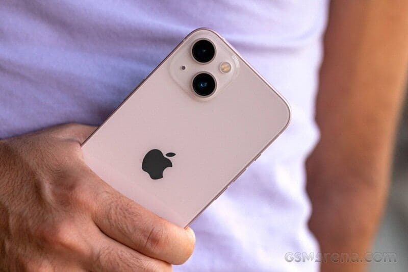 Một chiếc iPhone truyền thống, đại diện cho dòng sản phẩm quen thuộc của Apple.