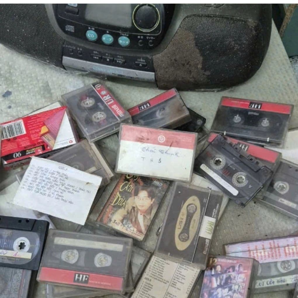 Một chiếc máy cassette cũ và nhiều băng cassette, tượng trưng cho âm nhạc 'thập niên 2000' và sự hoài niệm, thể hiện thách thức tái tạo của các nghệ sĩ gạo cội.