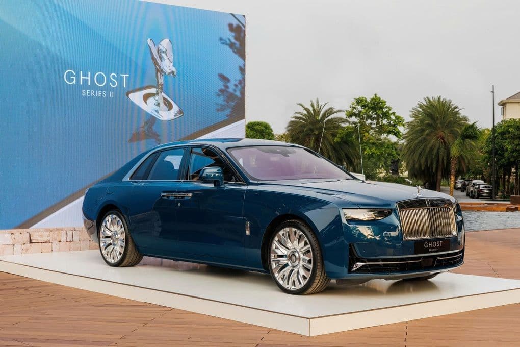 Một chiếc Rolls-Royce Ghost sang trọng, đại diện cho các dòng xe cao cấp, liên quan đến các vấn đề chính sách và trách nhiệm khi triển khai xăng E10.