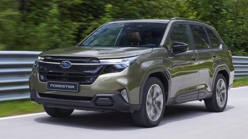 Một chiếc SUV Subaru Forester màu xanh lá cây đang di chuyển, tượng trưng cho một sản phẩm trong ngành ô tô chịu tác động của làn sóng giảm giá.