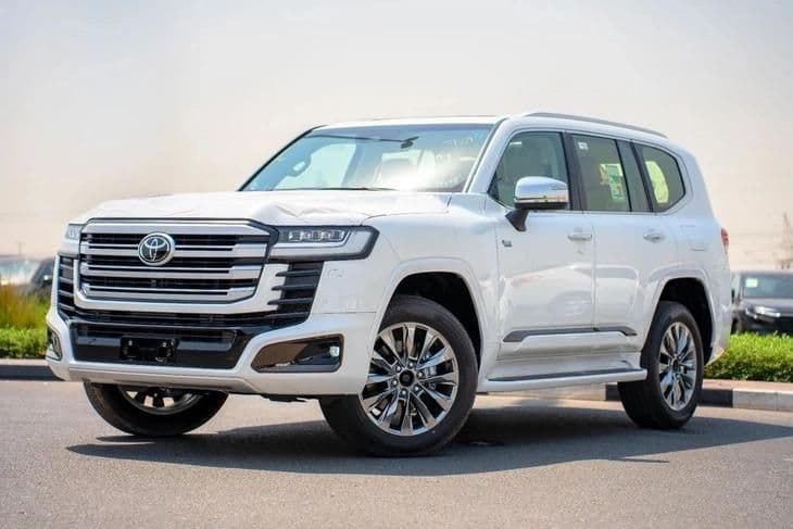 Một chiếc SUV Toyota Land Cruiser màu trắng, đại diện cho các sản phẩm trên thị trường ô tô nơi doanh nghiệp áp dụng chiến lược giảm giá.