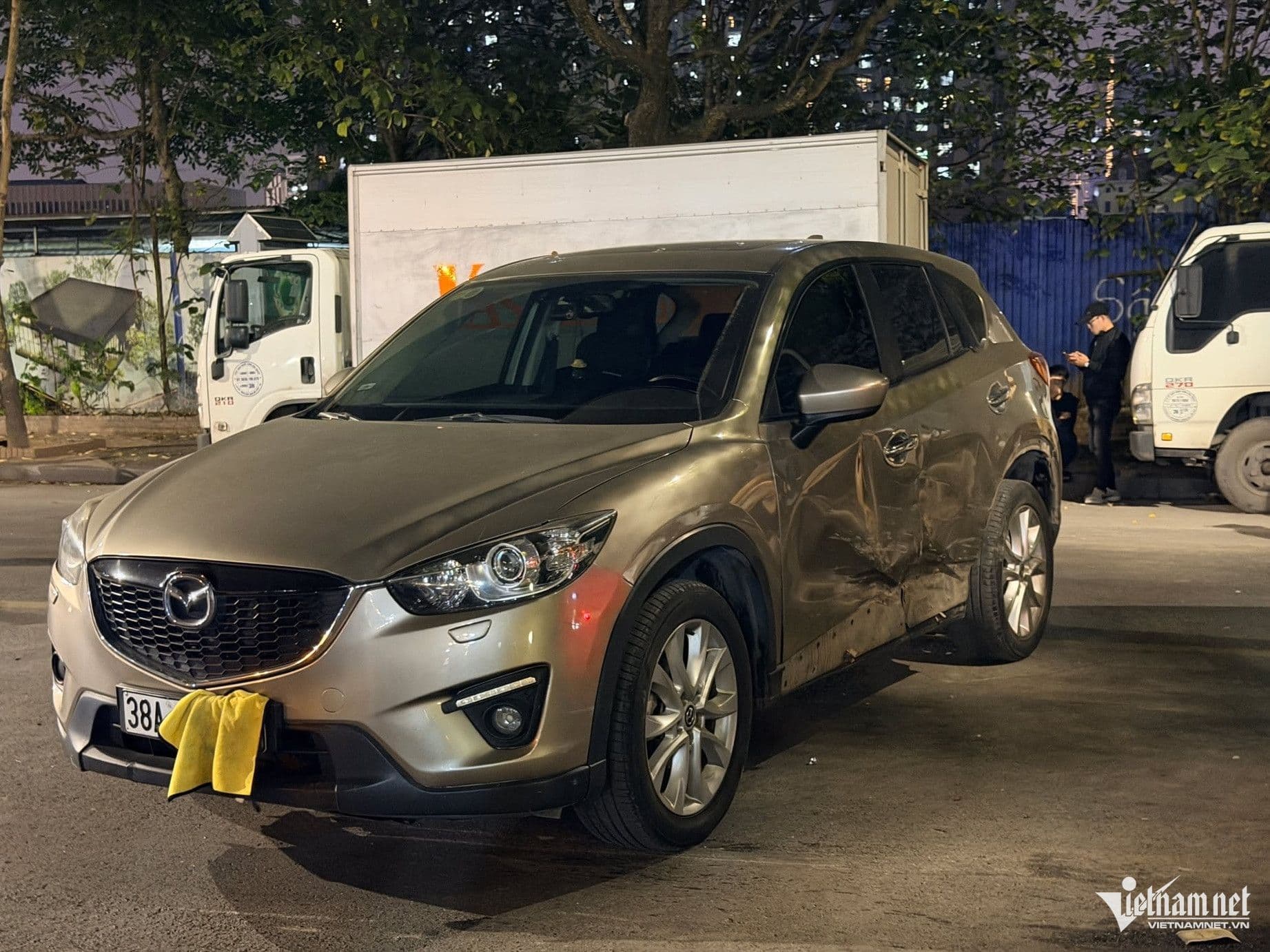 Một chiếc ô tô bị hư hỏng nặng sau vụ tai nạn liên hoàn trên phố Nguyễn Chánh.