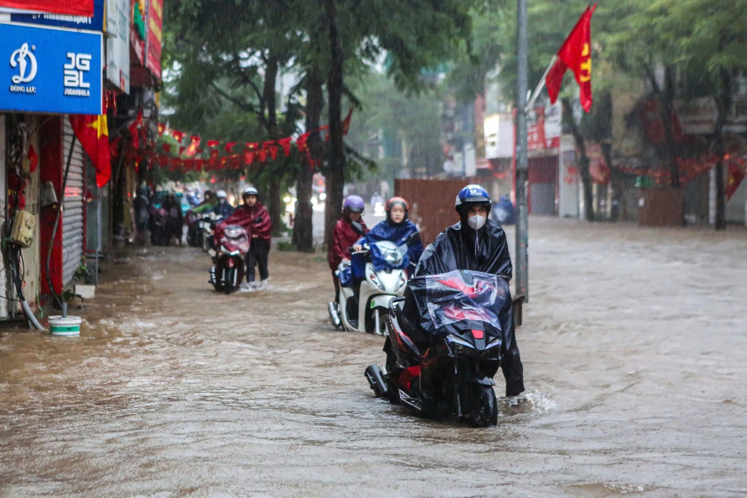 Một chiếc ô tô bị ngập sâu trên đường phố Hà Nội, minh chứng cho sức công phá của bão.