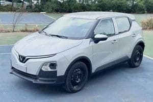 Một chiếc ô tô, minh họa cho vấn đề niên hạn sử dụng và trách nhiệm pháp lý liên quan đến biển số xe.