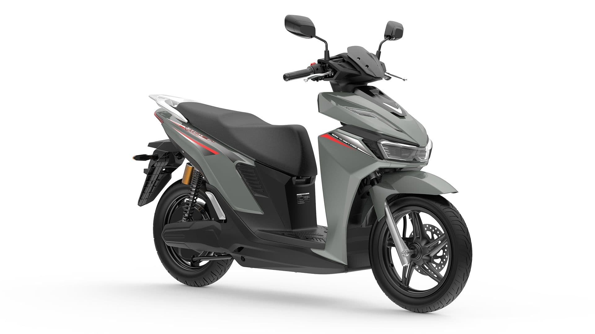 Một chiếc xe máy điện VinFast hiện đại màu xám, biểu tượng của giao thông đô thị bền vững.