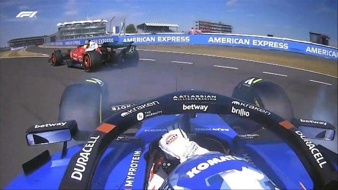 Một chiếc xe đua F1 tốc độ cao trên đường đua Silverstone, thể hiện sự cạnh tranh khốc liệt.