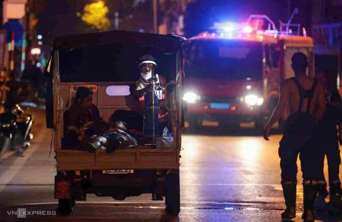 Một chiến sĩ cảnh sát phòng cháy chữa cháy bị ngạt khói sau khi tham gia dập lửa.