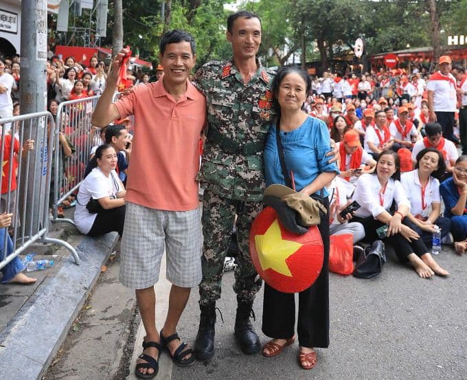 Một chiến sĩ diễu binh đoàn tụ cùng gia đình, thể hiện tinh thần gắn kết và niềm tự hào dân tộc trong sự kiện lịch sử tại Hà Nội.