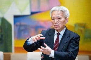Một chuyên gia đang phát biểu, tượng trưng cho các giải pháp và chiến lược đối phó với deepfake AI.