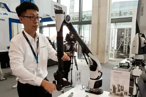 Một chuyên gia giới thiệu công nghệ robot tiên tiến, minh họa cho tầm nhìn Hà Nội trở thành trung tâm đổi mới sáng tạo và hiện đại.