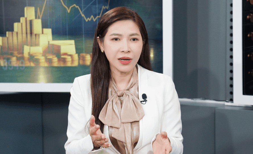 Một chuyên gia tài chính nữ đang tư vấn, với biểu đồ và tài sản vàng phía sau, thể hiện sự kết hợp giữa tư vấn cá nhân và công nghệ tài chính.