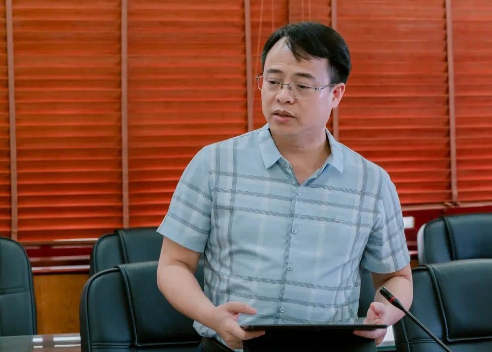 Một cán bộ đang phát biểu trong cuộc họp, tượng trưng cho trách nhiệm và sự minh bạch trong quản lý.