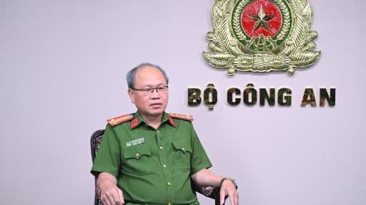 Một cán bộ công an, tượng trưng cho sự kiên định và bản lĩnh trong việc giữ vững kỷ cương, nguyên tắc.
