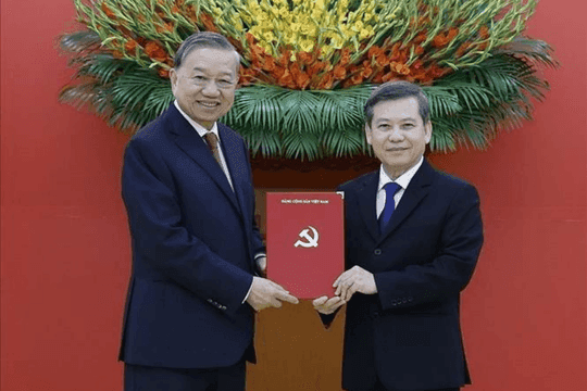 Một cán bộ cấp cao nhận quyết định bổ nhiệm, tượng trưng cho vai trò mới tại Tòa án Nhân dân Tối cao.