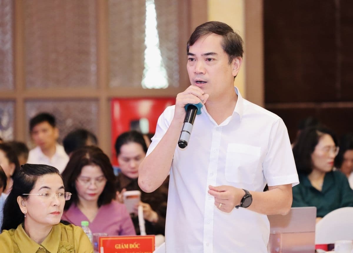 Một cán bộ quản lý giáo dục hoặc đại diện địa phương đang phát biểu, minh họa vai trò của chính quyền địa phương trong việc đưa ra quyết định về tái cấu trúc trường học.