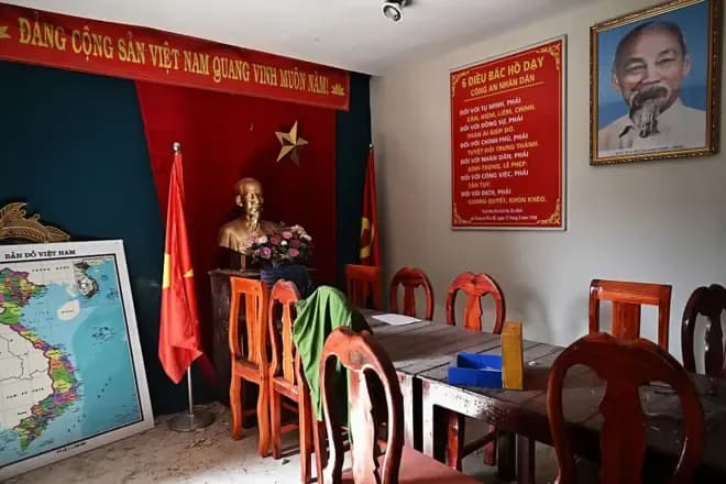 Một căn phòng mô phỏng phòng họp tại trung tâm lừa đảo, tượng trưng cho các mối đe dọa an ninh mạng và hoạt động đánh cắp dữ liệu mà Việt Nam phải đối mặt.