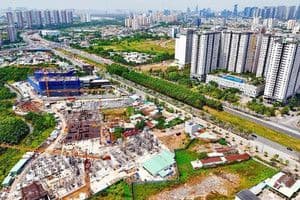 Một công trường xây dựng, tượng trưng cho các dự án bất động sản và nhu cầu tăng cường kiểm soát rủi ro, minh bạch hóa trong quản lý kinh tế.