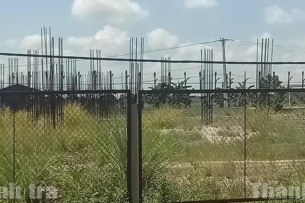 Một công trường xây dựng với khung thép và đất trống, tượng trưng cho giai đoạn chuyển mình của hạ tầng đô thị tại Hoàng Mai.