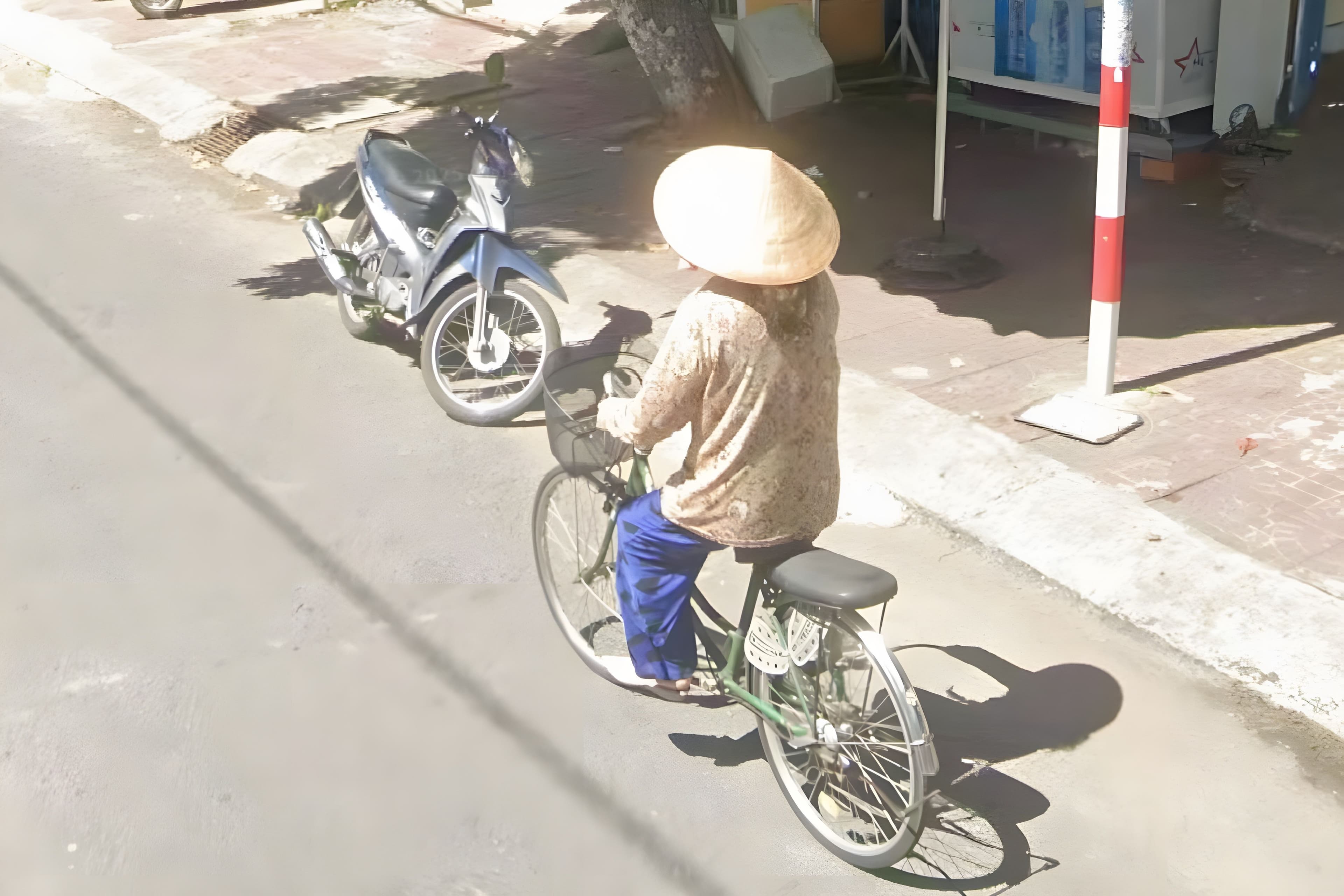 Một cảnh đời thường trên Google Maps Street View, minh họa cách ứng dụng ghi lại dòng chảy thời gian và những khoảnh khắc quý giá.