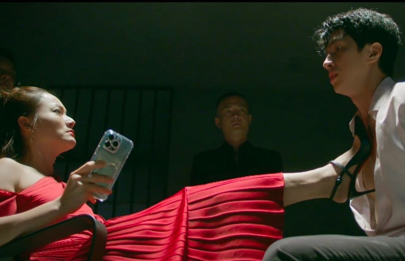 Một cảnh phim kịch tính với người phụ nữ quyền lực và người đàn ông bị áp đảo, thể hiện phép thử tình yêu và gánh nặng gia cảnh trong Bước Chân Vào Đời Tập 12.