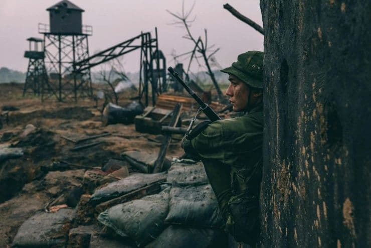 Một cảnh phim 'Mưa Đỏ' với người lính cầm súng, minh họa cho thành công phòng vé kỷ lục và bản chất điện ảnh quân đội.