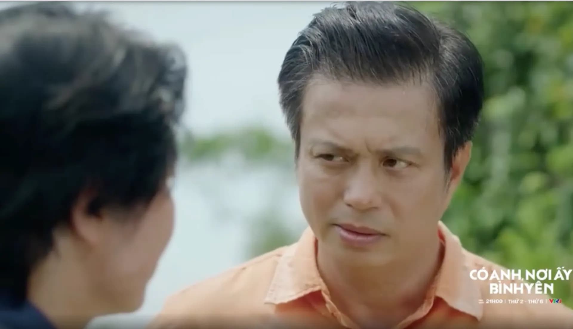 Một cảnh phim từ bộ phim truyền hình VTV1 'Có anh, nơi ấy bình yên' với hai diễn viên, thể hiện sự kịch tính của phim Việt giờ vàng.