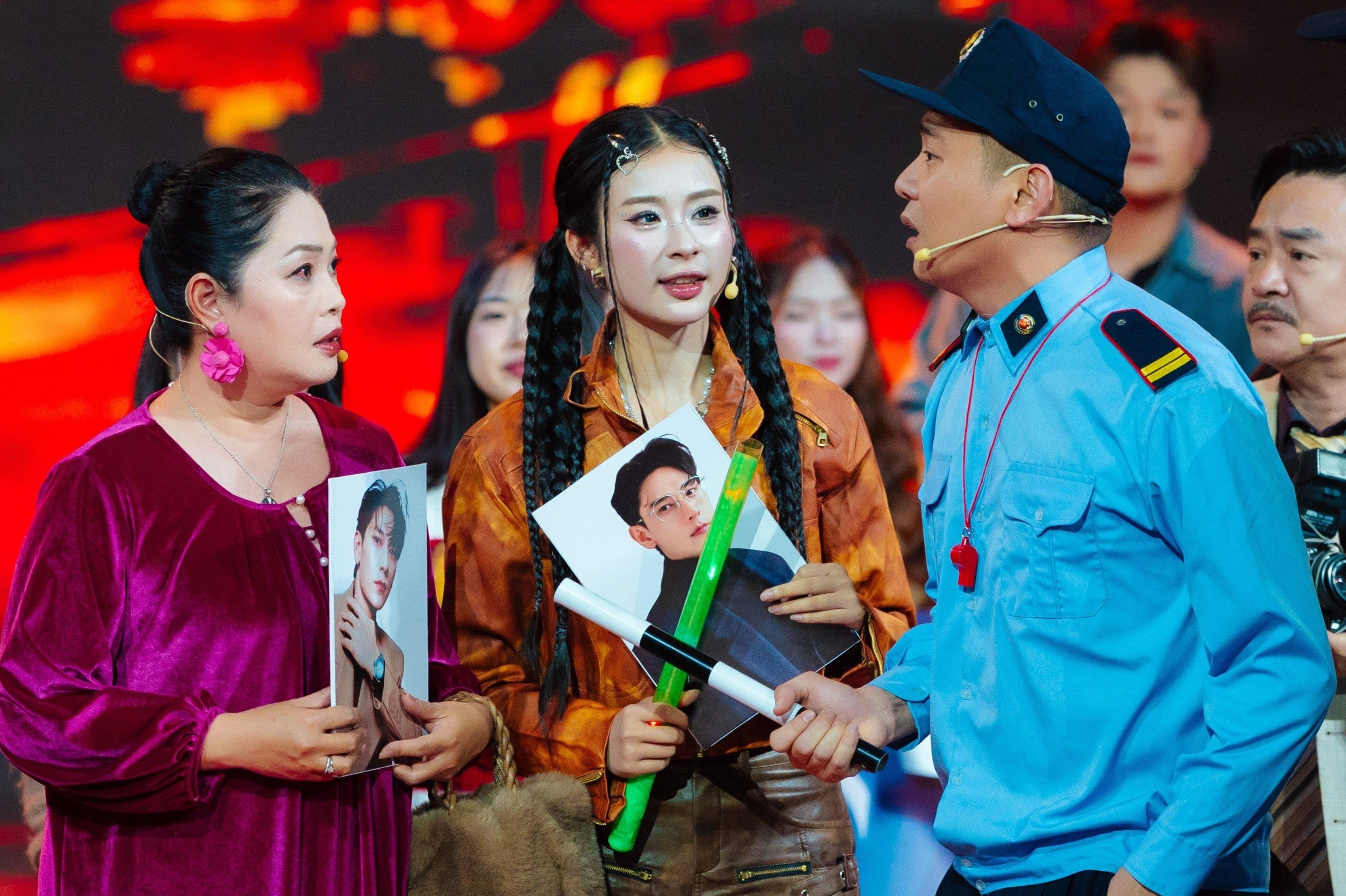 Một cảnh trong chương trình hài kịch, gợi nhớ vai trò của NSND Xuân Bắc trong các chương trình Tết như Táo Quân.