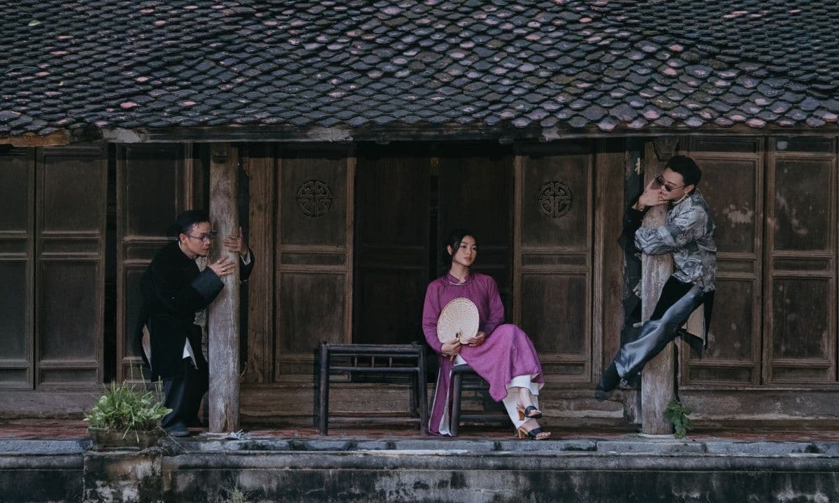 Một cảnh trong MV "Mục Hạ Vô Nhân" của Soobin Hoàng Sơn, với bối cảnh truyền thống và trang phục cổ điển.