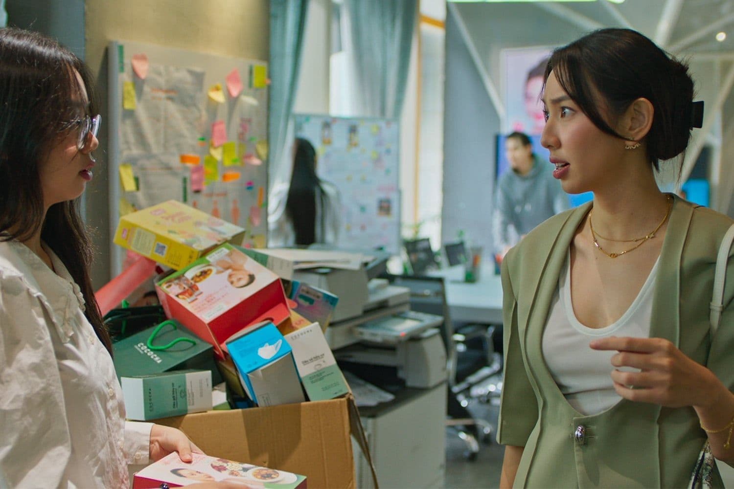 Một cảnh trong phim 'Chốt Đơn!' với nhân vật nữ chính được tạo bằng AI.