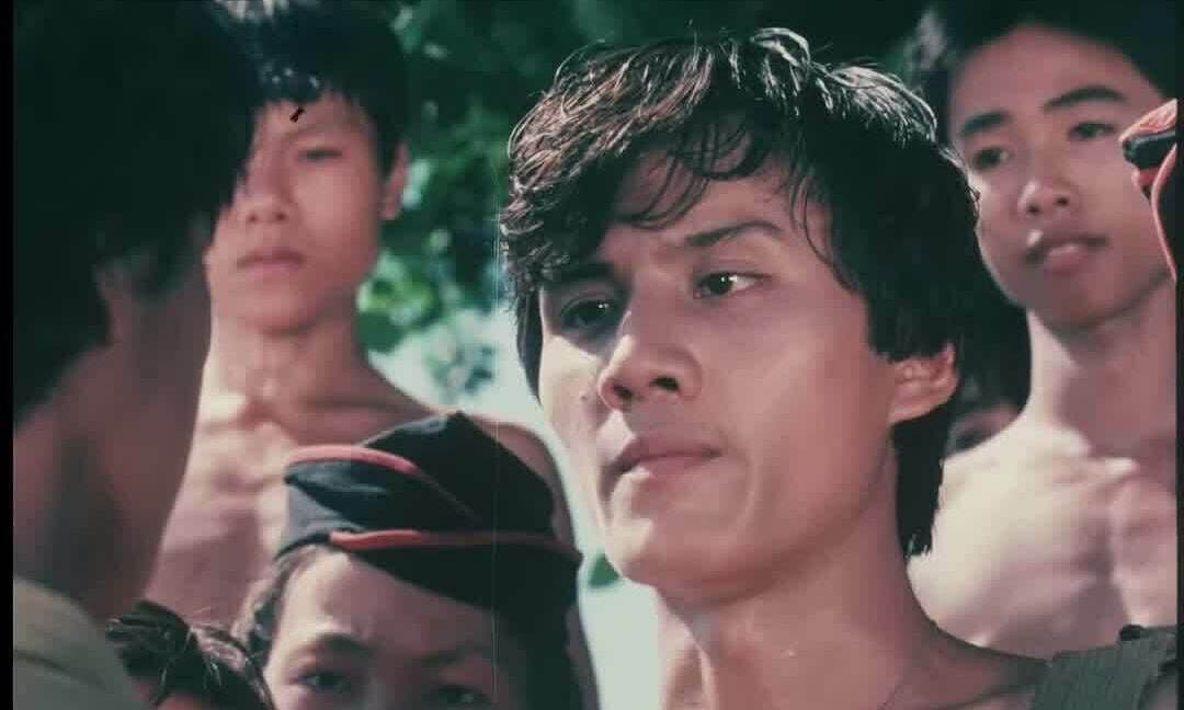 Một cảnh trong phim 'Tuổi thơ dữ dội' với hình ảnh các nhân vật trẻ tuổi, thể hiện tinh thần chiến đấu và lòng yêu nước.